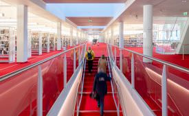 Leser gehen die Treppe in der Biblio hinauf